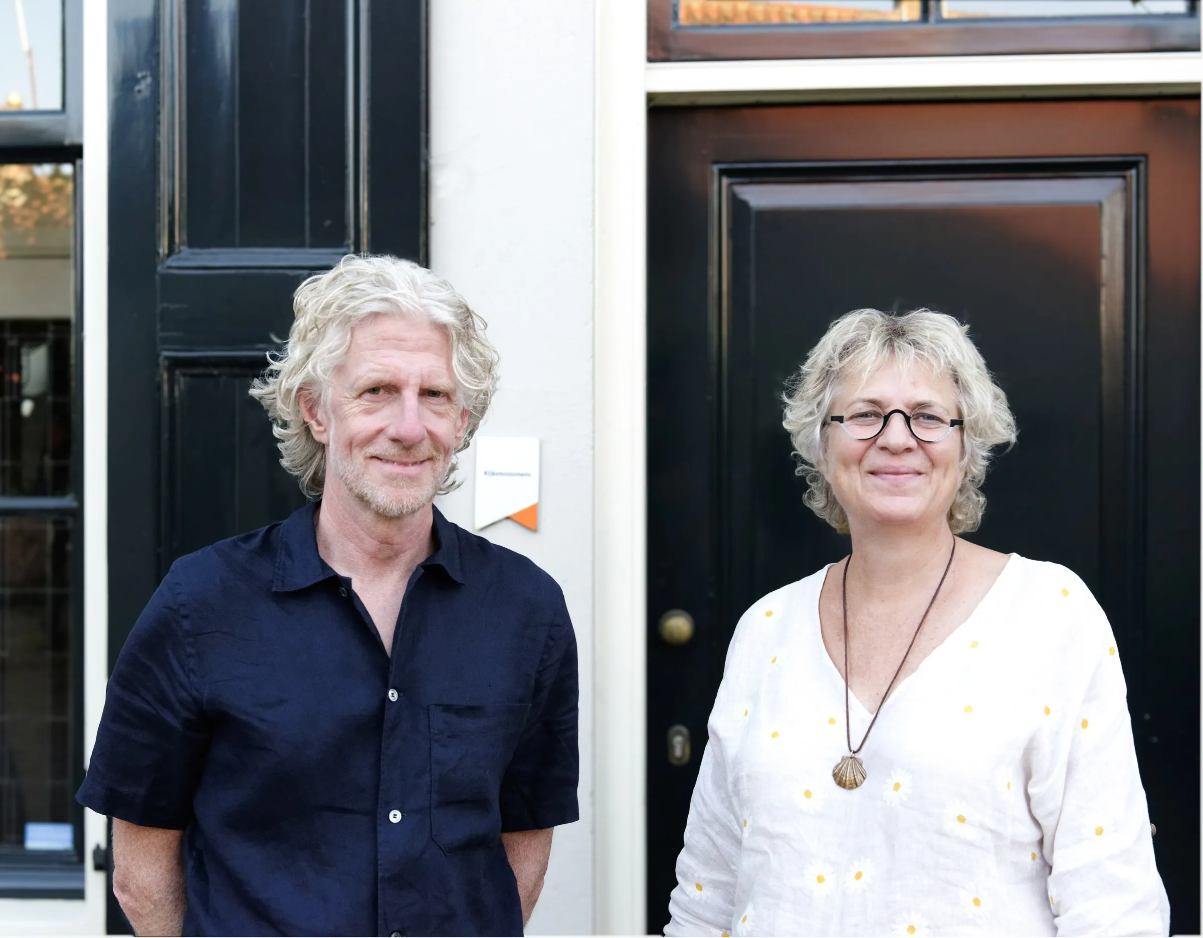 Sibo de Man en Ineke de Visser voor de deur van een monument